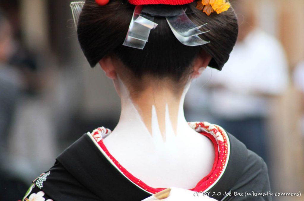 Trucco dietro la nuca di una Maiko